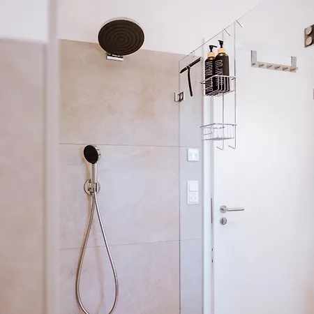 Visama, Moderne An Der Fulda-aue Apartment *